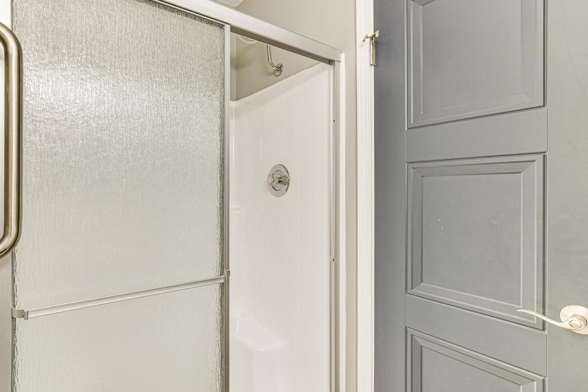 Apartment Inviting With Pool Access *